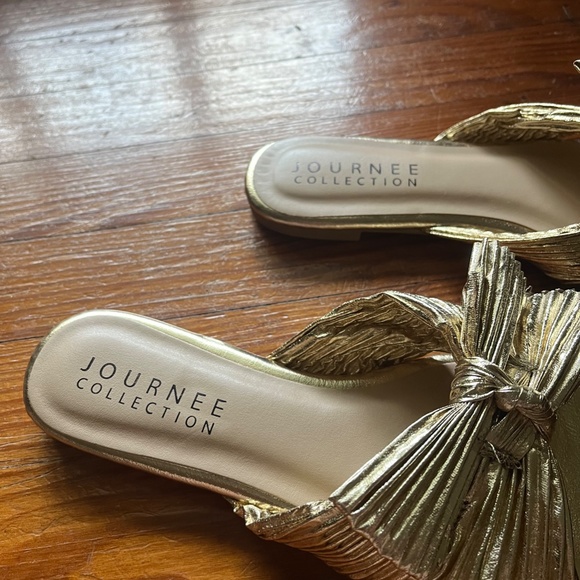 NWOT Journee Collection gold pleated knot sandals, size 6.5 - Picture 4 of 5